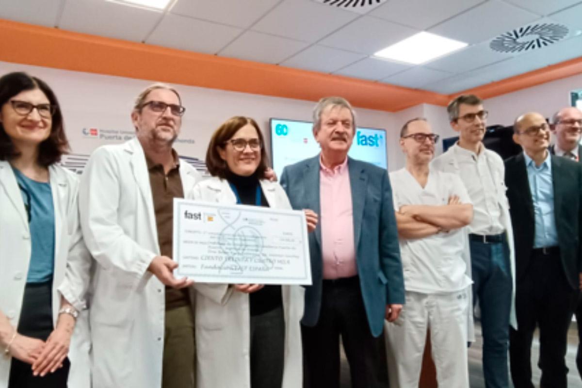 Entrega de la beca al Hospital Universitario Puerta de Hierro destinada al Proyecto de Investigación de biomarcadores.